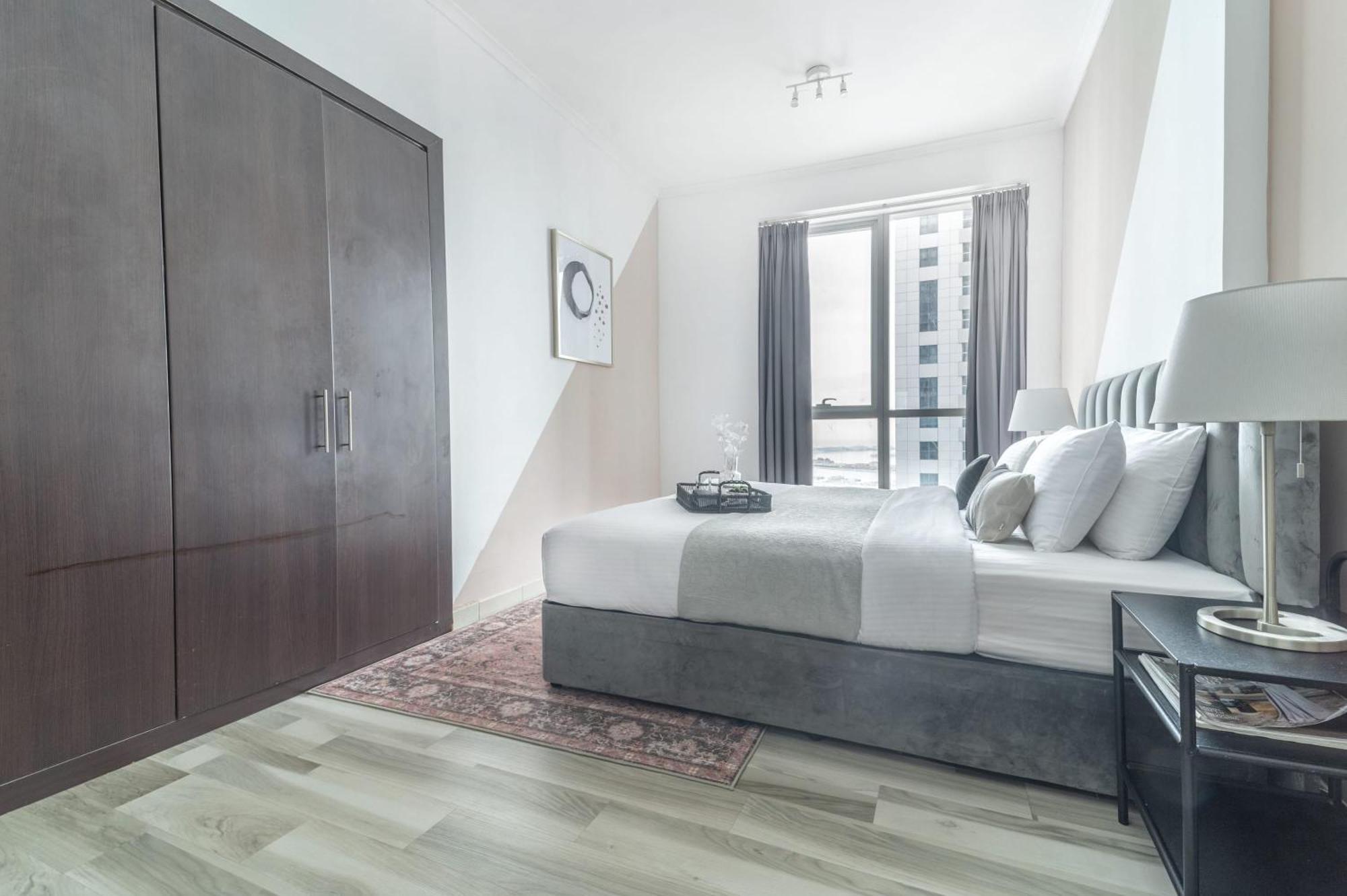 Frank Porter - Torch Tower Dubai Bagian luar foto